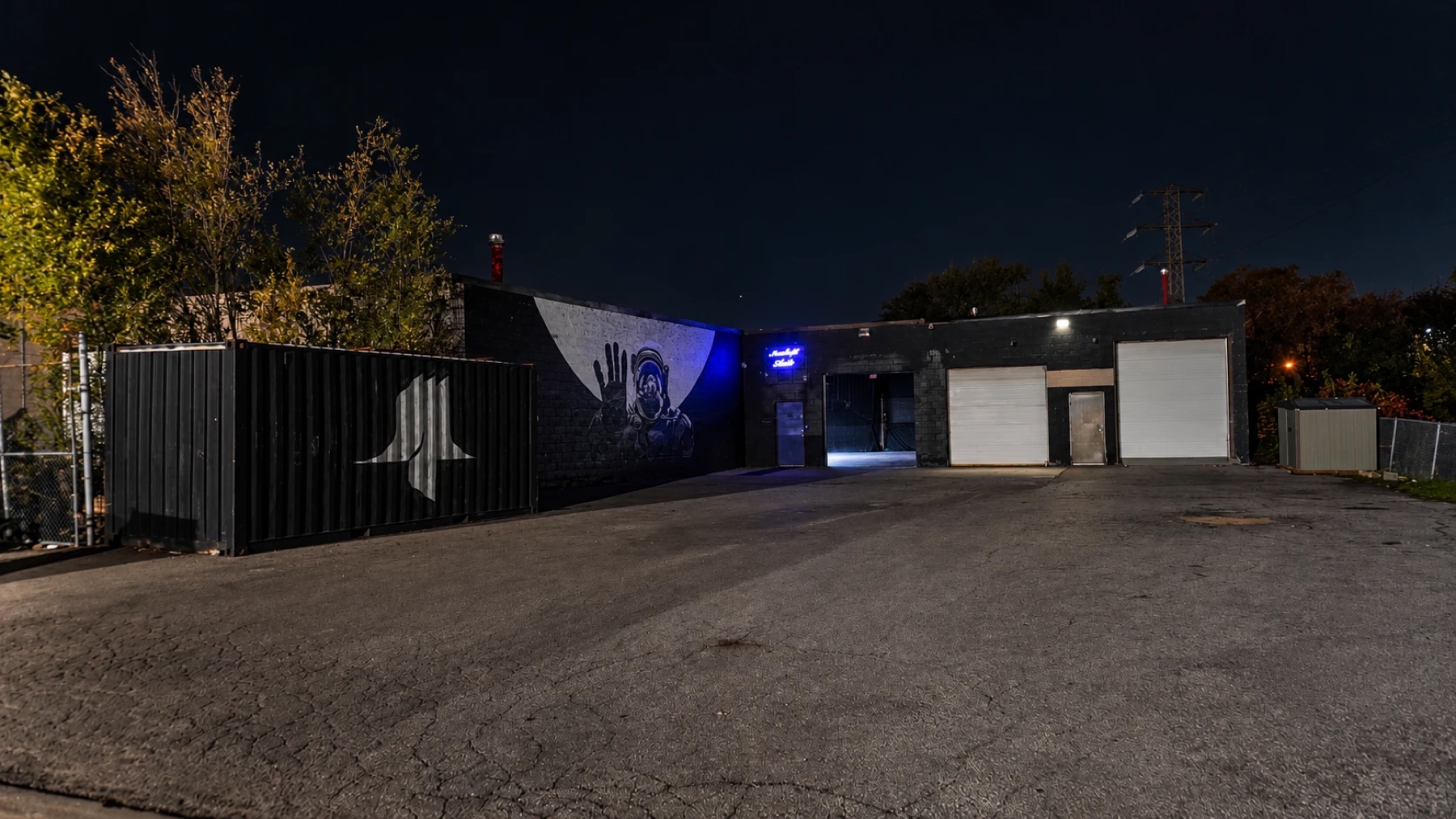 Moonlight Studio Toronto, Exterior