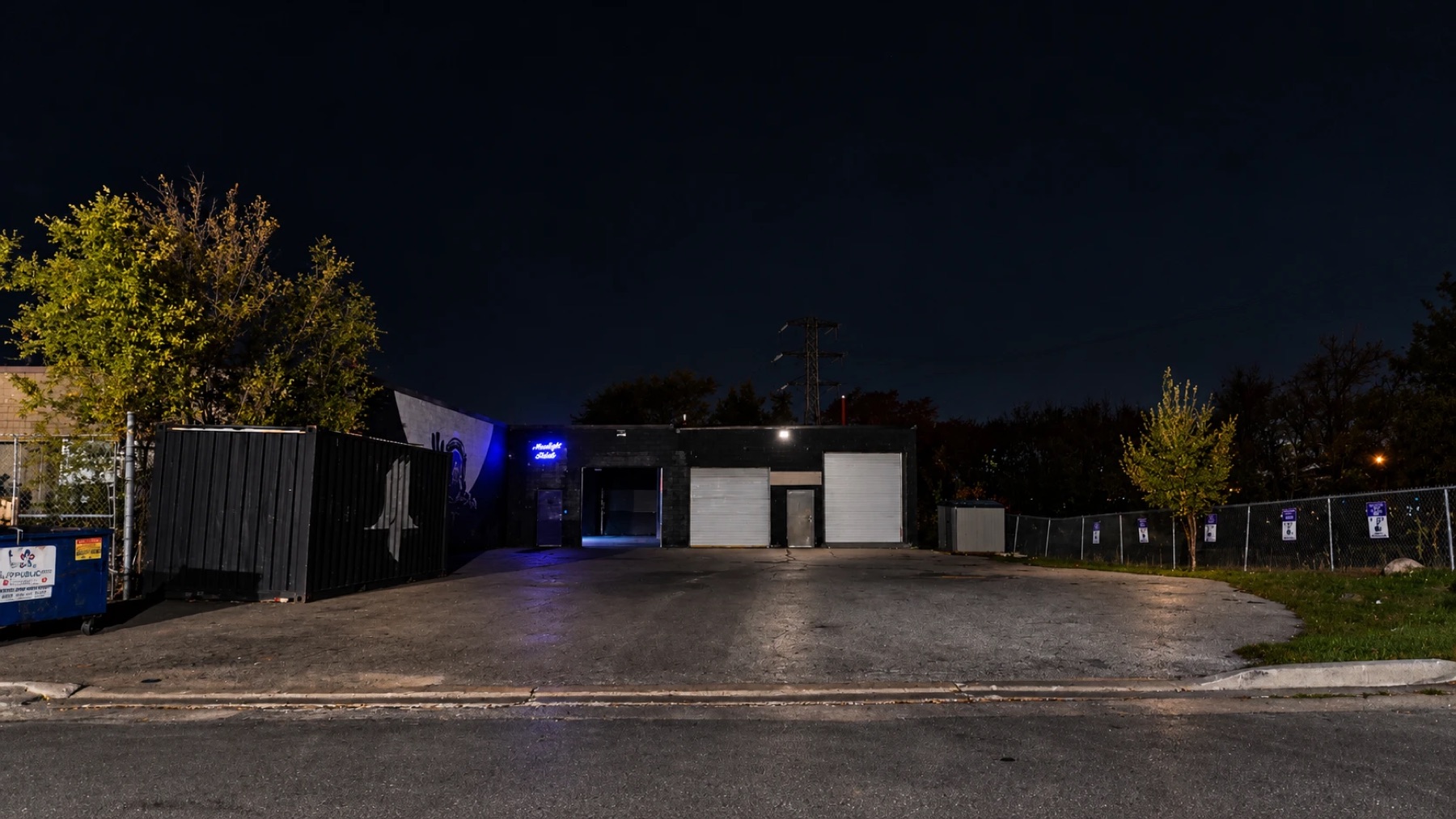 Moonlight Studio Toronto, Exterior