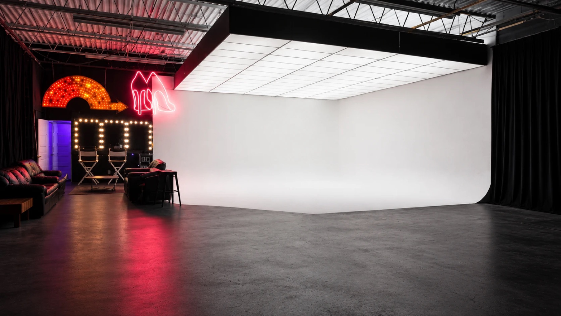 Moonlight Studio Toronto, Pre-Lit Cyclorama